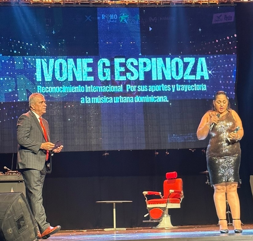Ivon Espinosa recibe reconocimiento por trayectoria