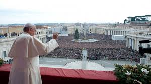 El Papa emite su bendición «Urbe et Orbi» ante 150 mil fieles en plaza San Pedro
