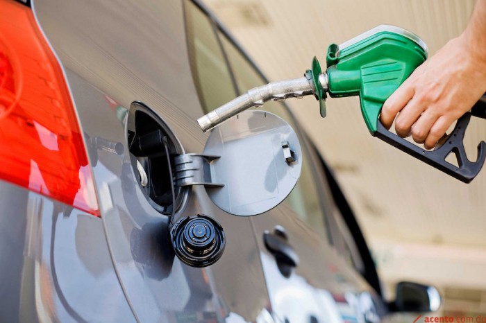 La gasolina baja a $229 y $212.30, el gasoil regular a $184.10 y el gas licuado a $102.30