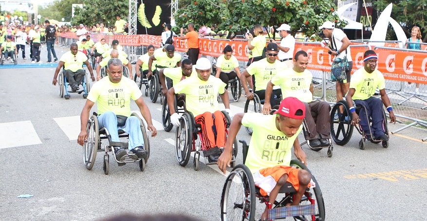 Más de 1,500 corredores participaron en carrera/caminata Gildan Glow Run a favor de Rehabilitación-Guerra