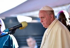 El papa Francisco pide no permanecer «impasibles» ante la actual cultura consumista