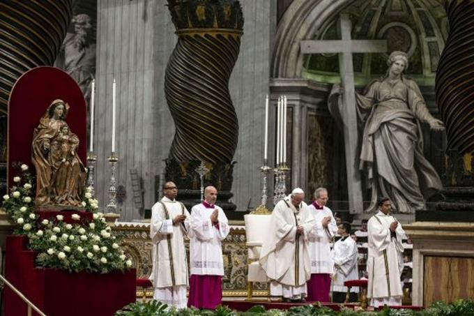 El Papa pide a los sacerdotes que sean «ministros de misericordia» y ayuden al «pueblo descartado»