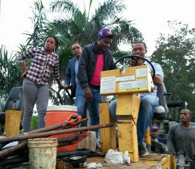 Alcaldesa Martina García encabeza grupo impidió trasladaran equipos de asfaltado