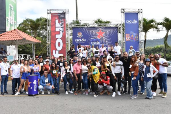 Comunicadores disfrutan del primer desfile carnavalesco La Vega