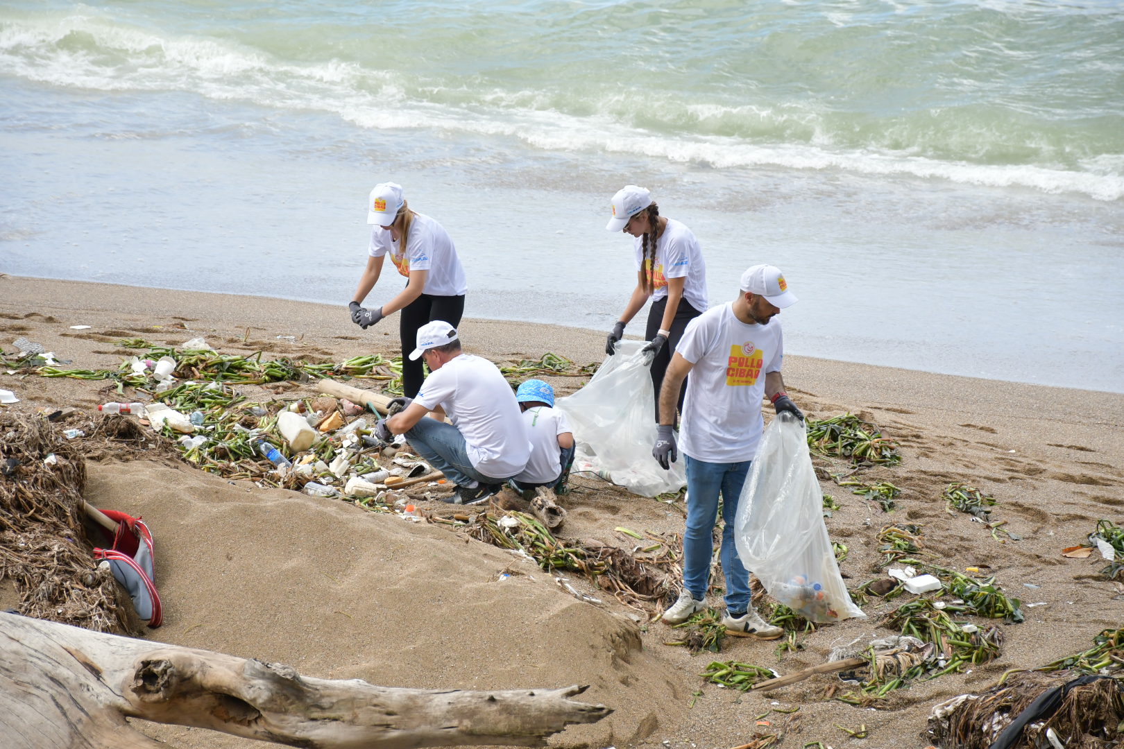 Empresa recolecta más de 3,500 libras de plásticos y basura en playa Montesinos