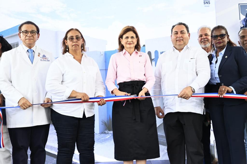 Vicepresidenta entrega Emergencia y remozamiento general en tres hospitales de San Cristóbal
