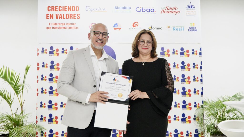 11.- Franklin Limardo recibe un certificado de reconocimiento de parte de María Esther Fernández. GISEF