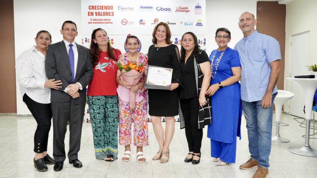 2.- Libertad Fernández, Fernando Fernández, Leonora Remsen, Alba Cedeño, María Esther Fernández, Yosarah Fernández, Sandra Fernández y Ramón Fernández. GISEF